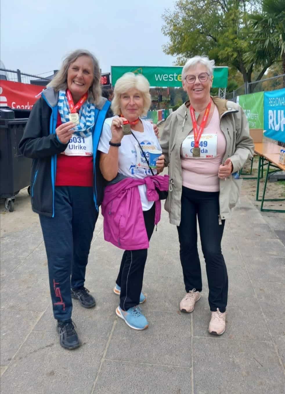 Walkerinnen im Ziel mit Medaille, v.l.n.r Ulrike Eiling, Monika Arnold und Ulrike Eiling